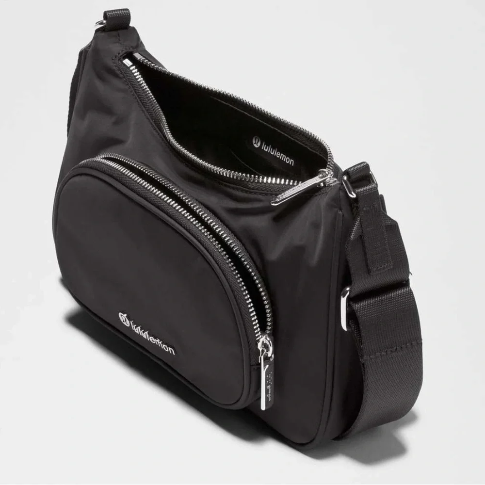 New without tag! Lululemon Black Crossbody Bag with nano pouch 2L - Picture 3 of 11